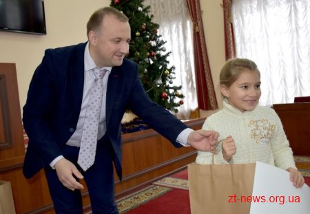 Понад 100 талановитих дітей Житомирщини відчули себе депутатами й отримали подарунки від Ігоря Гундича