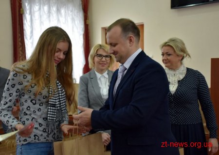Понад 100 талановитих дітей Житомирщини відчули себе депутатами й отримали подарунки від Ігоря Гундича