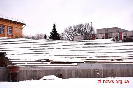 На стадіоні «Полісся» продовжують встановлювати конструкції для накриття західної трибуни