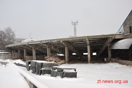На стадіоні «Полісся» продовжують встановлювати конструкції для накриття західної трибуни