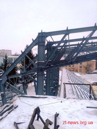 На стадіоні «Полісся» продовжують встановлювати конструкції для накриття західної трибуни
