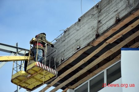 На стадіоні «Полісся» продовжують встановлювати конструкції для накриття західної трибуни