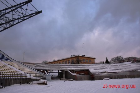 На стадіоні «Полісся» продовжують встановлювати конструкції для накриття західної трибуни