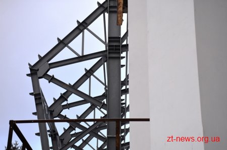 На стадіоні «Полісся» продовжують встановлювати конструкції для накриття західної трибуни