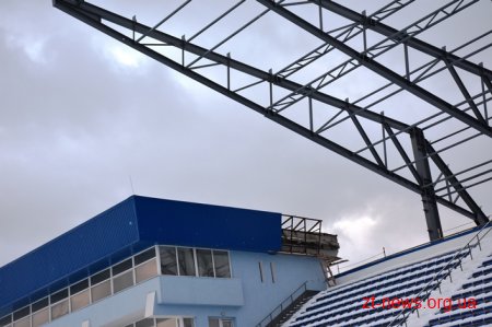 На стадіоні «Полісся» продовжують встановлювати конструкції для накриття західної трибуни