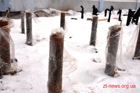 На стадіоні «Полісся» продовжують встановлювати конструкції для накриття західної трибуни