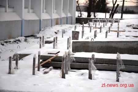 На стадіоні «Полісся» продовжують встановлювати конструкції для накриття західної трибуни