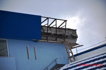 На стадіоні «Полісся» продовжують встановлювати конструкції для накриття західної трибуни