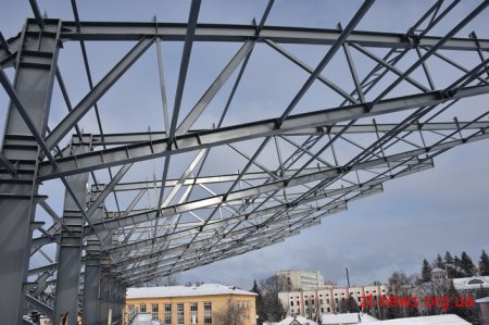 На стадіоні «Полісся» продовжують встановлювати конструкції для накриття західної трибуни