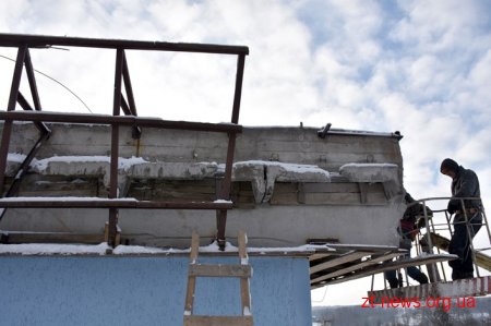 На стадіоні «Полісся» продовжують встановлювати конструкції для накриття західної трибуни