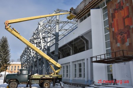 На стадіоні «Полісся» продовжують встановлювати конструкції для накриття західної трибуни