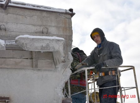 На стадіоні «Полісся» продовжують встановлювати конструкції для накриття західної трибуни