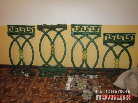 У Чуднові поліцейські викрили трьох жителів райцентру у крадіжці секцій огорожі