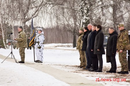 Петро Порошенко вручив бойовий прапор «хижим вовкам» Житомирщини