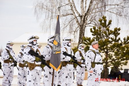 Петро Порошенко вручив бойовий прапор «хижим вовкам» Житомирщини