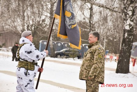 Петро Порошенко вручив бойовий прапор «хижим вовкам» Житомирщини