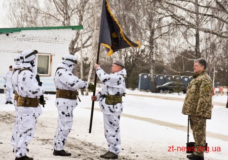 Петро Порошенко вручив бойовий прапор «хижим вовкам» Житомирщини
