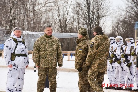 Петро Порошенко вручив бойовий прапор «хижим вовкам» Житомирщини