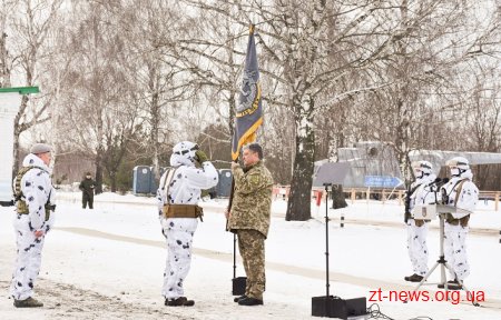 Петро Порошенко вручив бойовий прапор «хижим вовкам» Житомирщини