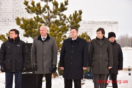 Петро Порошенко вручив бойовий прапор «хижим вовкам» Житомирщини