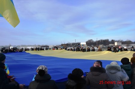 У День Соборності жителі Житомирщини та Рівненщини розгорнули 200-метровий прапор