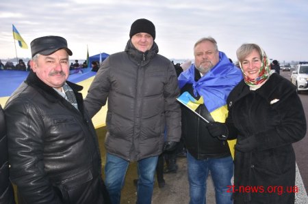 У День Соборності жителі Житомирщини та Рівненщини розгорнули 200-метровий прапор