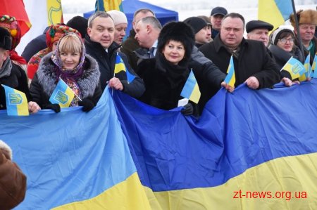 У День Соборності жителі Житомирщини та Рівненщини розгорнули 200-метровий прапор