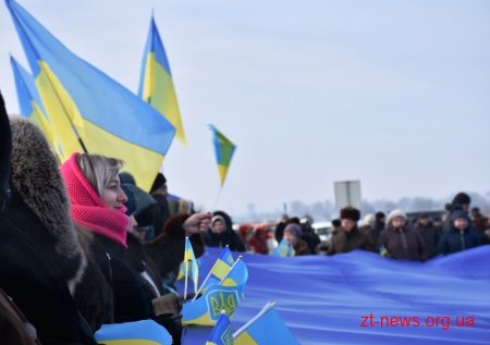 У День Соборності жителі Житомирщини та Рівненщини розгорнули 200-метровий прапор