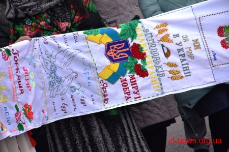 У День Соборності жителі Житомирщини та Рівненщини розгорнули 200-метровий прапор