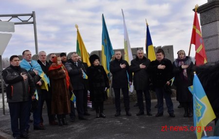 У День Соборності жителі Житомирщини та Рівненщини розгорнули 200-метровий прапор