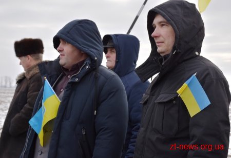 У День Соборності жителі Житомирщини та Рівненщини розгорнули 200-метровий прапор