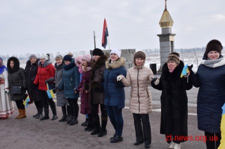 У День Соборності жителі Житомирщини та Рівненщини розгорнули 200-метровий прапор