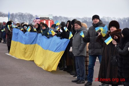У День Соборності жителі Житомирщини та Рівненщини розгорнули 200-метровий прапор