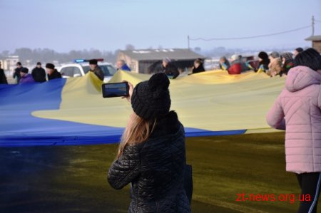 У День Соборності жителі Житомирщини та Рівненщини розгорнули 200-метровий прапор
