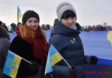 У День Соборності жителі Житомирщини та Рівненщини розгорнули 200-метровий прапор