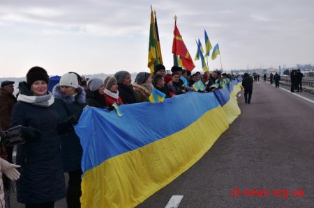 У День Соборності жителі Житомирщини та Рівненщини розгорнули 200-метровий прапор