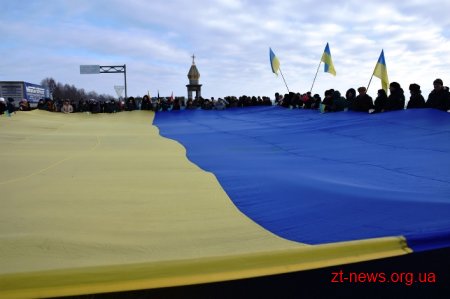 У День Соборності жителі Житомирщини та Рівненщини розгорнули 200-метровий прапор