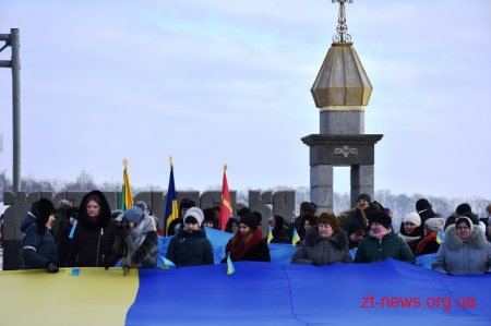 У День Соборності жителі Житомирщини та Рівненщини розгорнули 200-метровий прапор