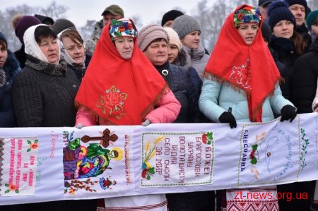 У День Соборності жителі Житомирщини та Рівненщини розгорнули 200-метровий прапор
