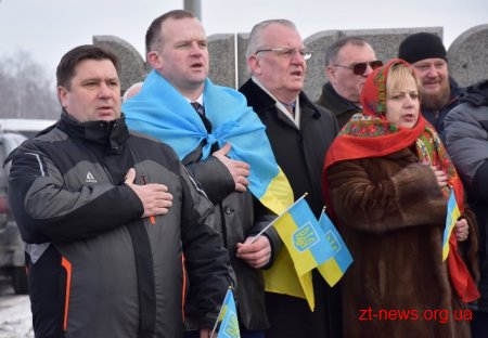 У День Соборності жителі Житомирщини та Рівненщини розгорнули 200-метровий прапор