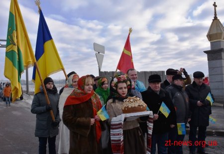 У День Соборності жителі Житомирщини та Рівненщини розгорнули 200-метровий прапор