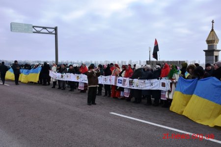 У День Соборності жителі Житомирщини та Рівненщини розгорнули 200-метровий прапор