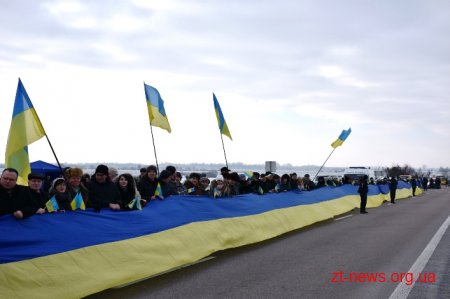 У День Соборності жителі Житомирщини та Рівненщини розгорнули 200-метровий прапор