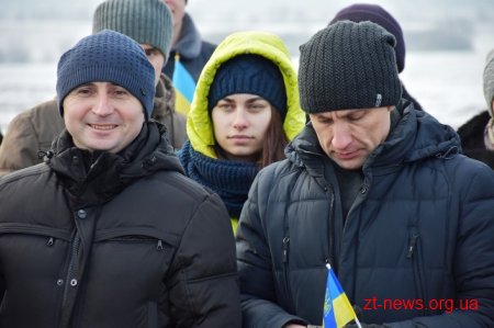 У День Соборності жителі Житомирщини та Рівненщини розгорнули 200-метровий прапор
