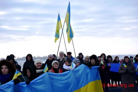 У День Соборності жителі Житомирщини та Рівненщини розгорнули 200-метровий прапор