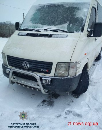 На стаціонарному посту «Звягель» патрульні зупинили автомобіль, що перевозив дуб без документів