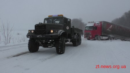 У Житомирському районі вантажівку під час розвороту занесло у кювет
