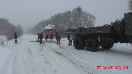 У Житомирському районі вантажівку під час розвороту занесло у кювет
