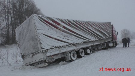 У Житомирському районі вантажівку під час розвороту занесло у кювет