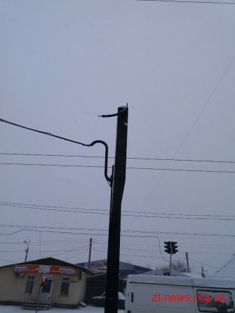 У Житомирі троє молодиків викрали камеру відеонагляду з табло на зупинці